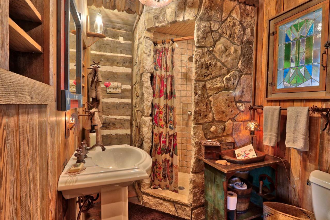 Log Cabin At Old Glory Ranch Villa Wimberley Esterno foto
